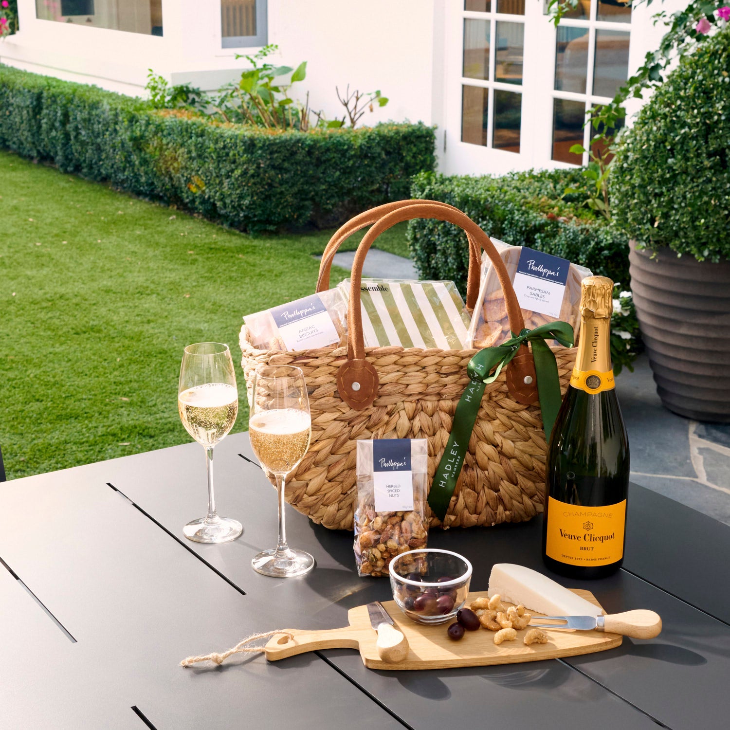 hadley-hampers-champagne-gift-hamper-the-welcoming-host_0560_8754f9a9-aa8b-4117-ba2c-3bc76e1a85bf